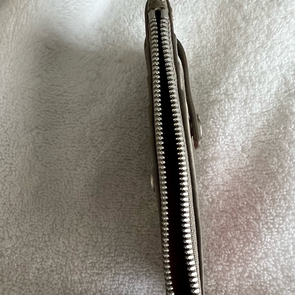 Hammett Zippered Leather Crossbody Clutch and wallet
VIP MED - Picture 5 of 7